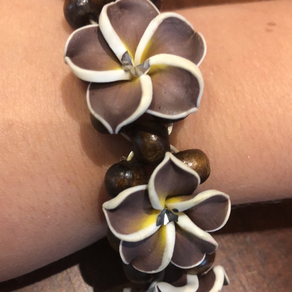 Brown and Cream Floral Beaded Hawaiian Plumeria Stretch Bracelet - Picture 6 of 9